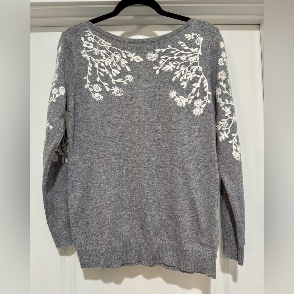 Rain‎ + Rose Sabo Boat Neck Gray Floral Embroidered Sweater Size S